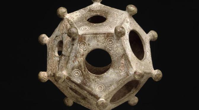 Les géomètres du Néolithique : les boules gravées d&rsquo;Ecosse