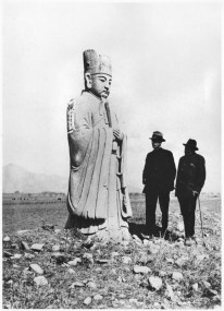 le-grand-aventurier-teilhard-chardin-haut-reconcilier-demarche-scientifique-pensee-spirituelle-ci-contre-avec-abbe-breuil-1935-explorent-tomtheilard-en-chine